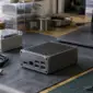 工作桌上的封裝運算裝置、筆電與未連接 USB 線材，AI 生成情境示意